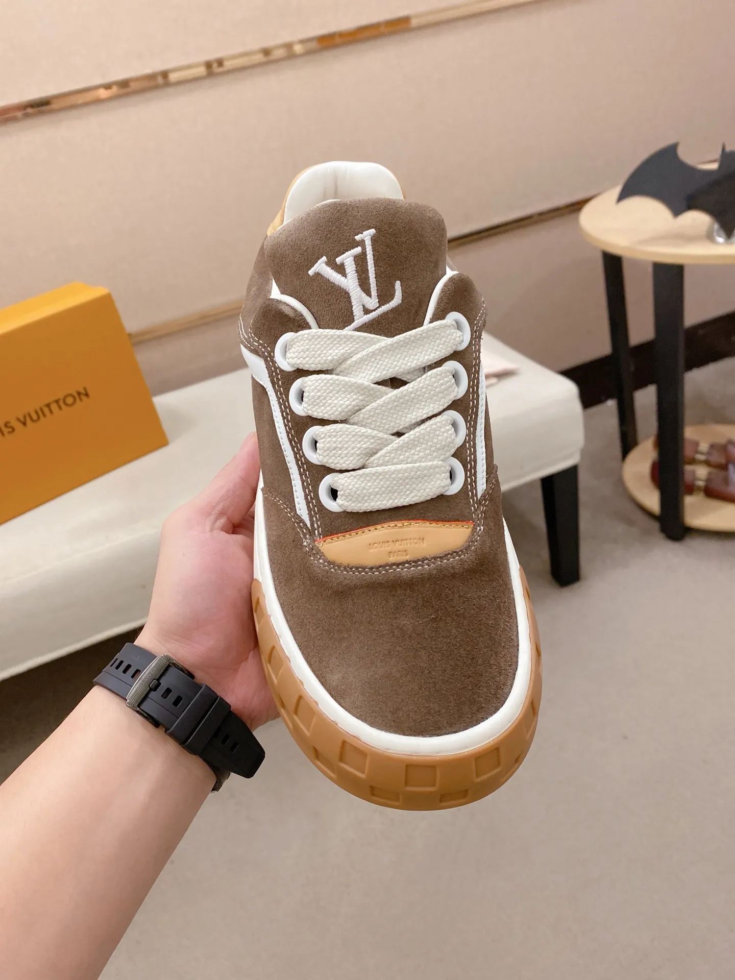 Factory price: 480💰 LV 🫏The colorful interpretation of BUTTERSOFT sneakers combines sheepskin, The colorful interpretation of LV BUTTERSOFT sneakers combines sheepskin and calfskin for a super soft feel. Designed by Pharrell Williams, this '60s-inspired shoe features a padded upper that's been crafted by Louis Vuitton craftsmen to further enhance the comfort of the leather. In addition to the LV initials, it features multiple signatures, including natural leather trim and an embossed pattern of Pharrell Williams and lobster on the side, referencing the Fall/Winter 2025 men’s show. A must-have artifact for fashionistas✅ Code number 38-44